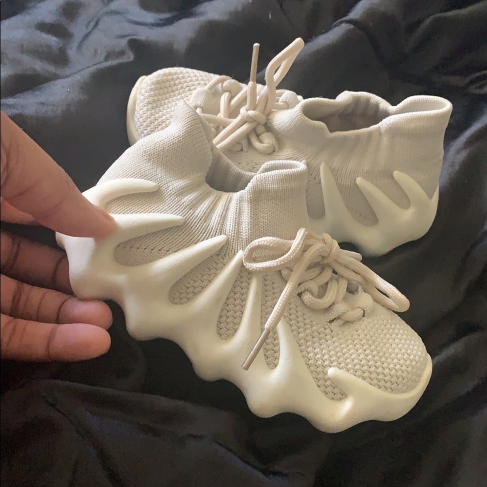 Kids cream cloud shoes fit a 7c or 8c